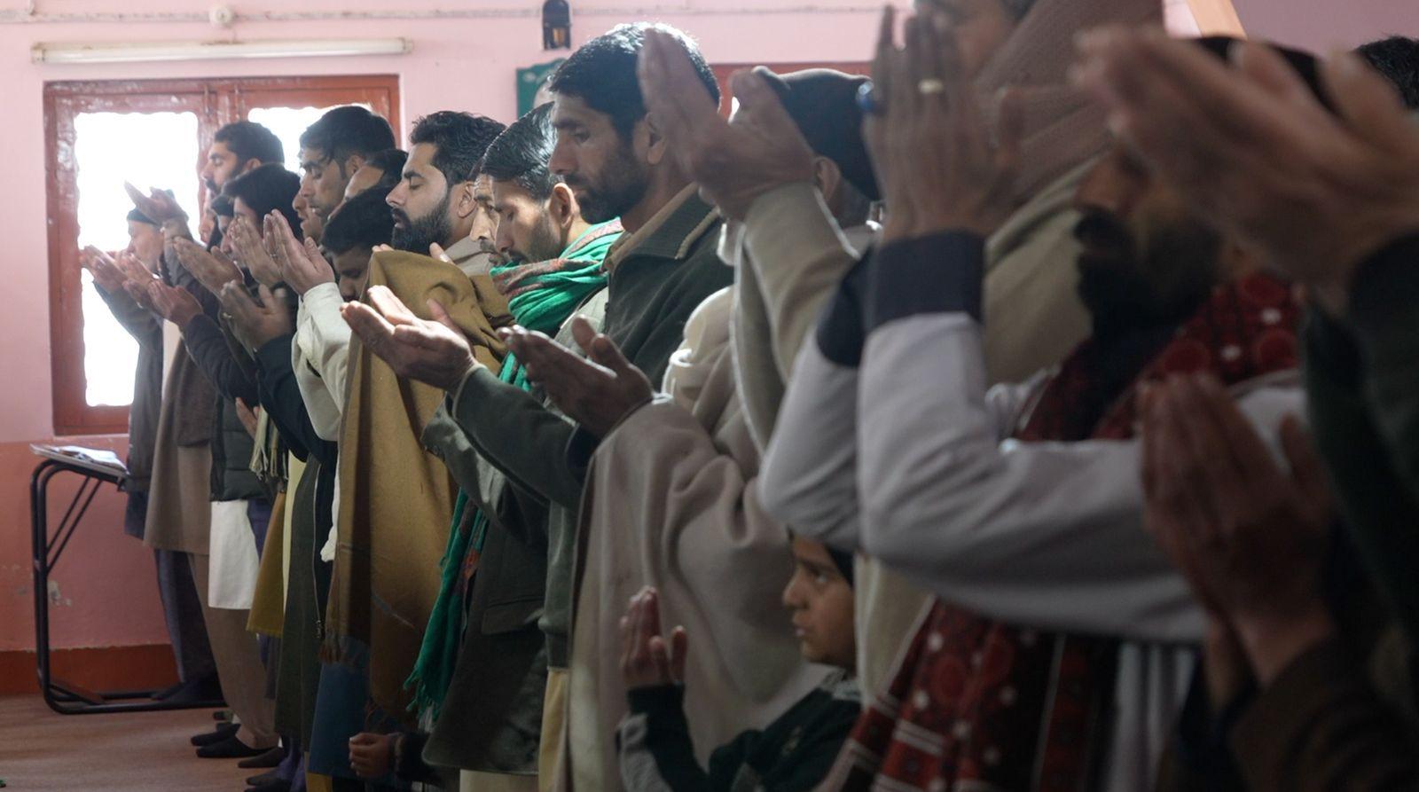 Muškarci klanjaju u džamiji