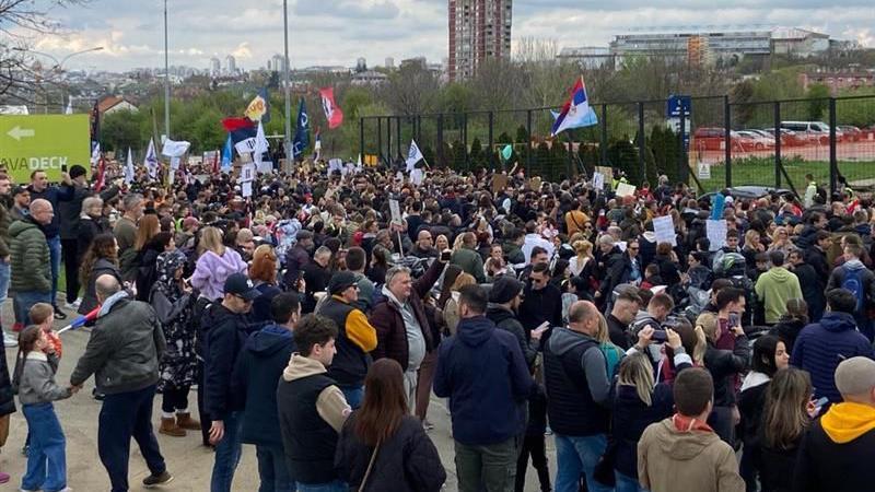 Miran studentski protest ispred televizije Informer završen, „talačka kriza" kaže vlasnik 4 protest, studenti, Informer