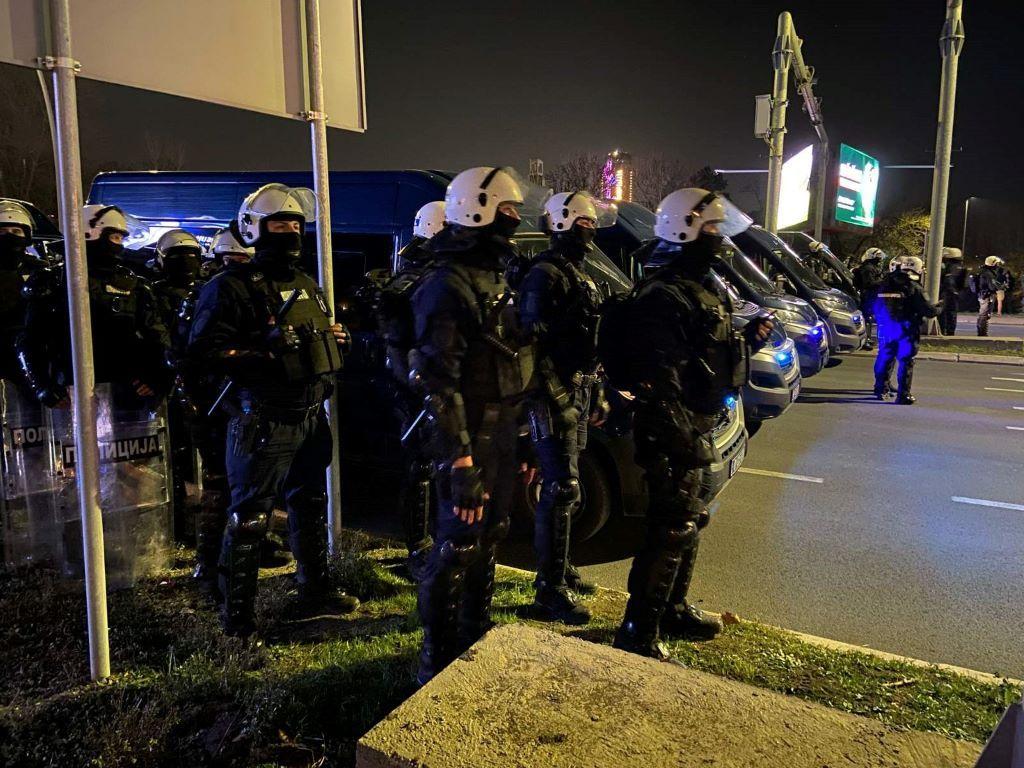 Osmomartovski protest: Studenti i radnici 'rame uz rame', uz solidarnost sa poljoprivrednicima 3 Policija u opremi za razbijanje demonstracija blokirala je prilaz Brankovom mostu