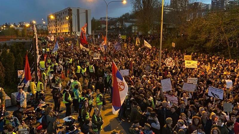 Miran studentski protest ispred televizije Informer završen, „talačka kriza" kaže vlasnik 2 Studenti i građani na protestu ispred zgrade televizije Informer