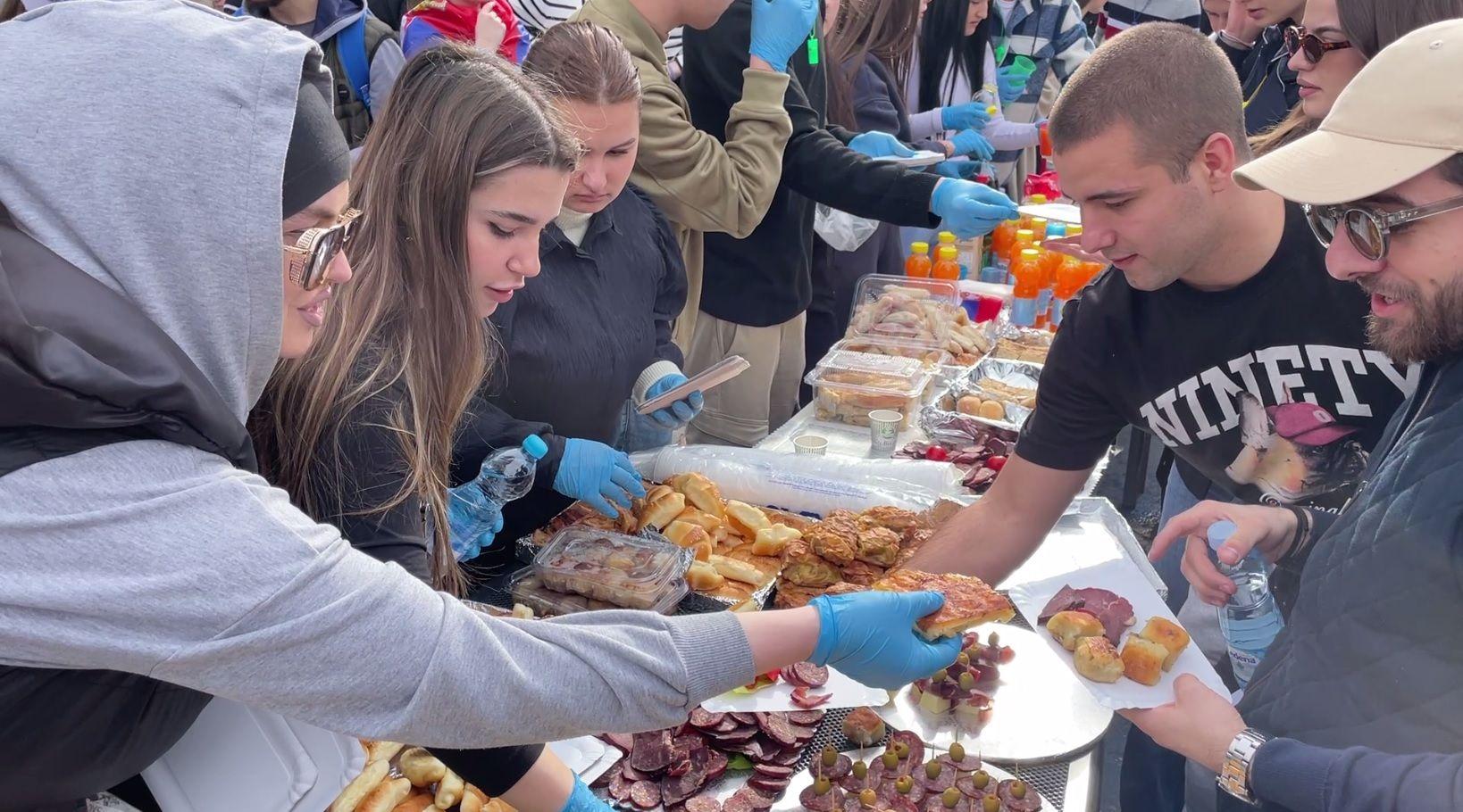 'Kuvaćemo za studente dok god treba' 1 Meštanke Novog Pazara dele hranu učesnicima studentskog protesta u ovom gradu na jugozapadu Srbije 27. februara