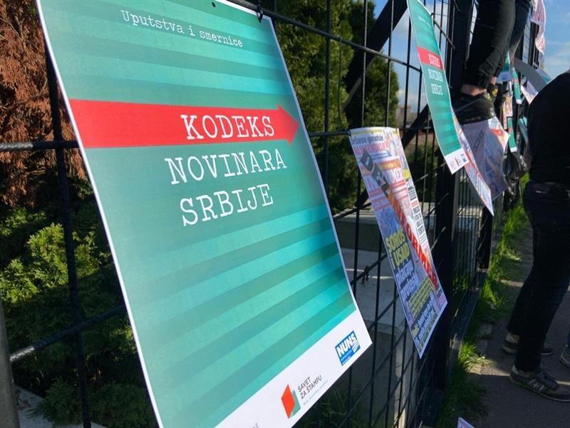 Miran studentski protest ispred televizije Informer završen, „talačka kriza" kaže vlasnik 6 Poster Kodeks novinara Srbije okačen na ogradu