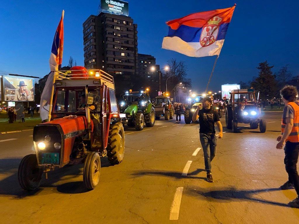Osmomartovski protest: Studenti i radnici 'rame uz rame', uz solidarnost sa poljoprivrednicima 4 traktori na Novom Beogradu