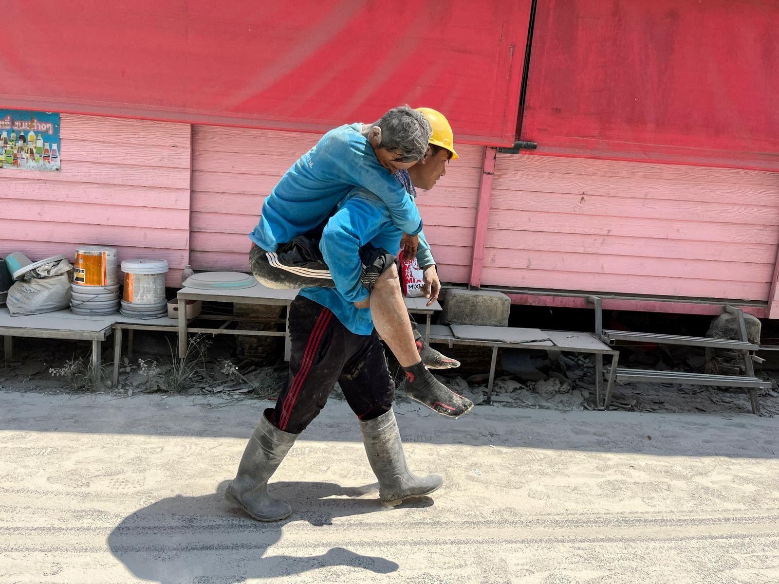 Razoran zemljotres od 7,7 Rihtera pogodio Mjanmar, traga se za nestalima 4 Muškarac nosi drugog muškarca na leđima