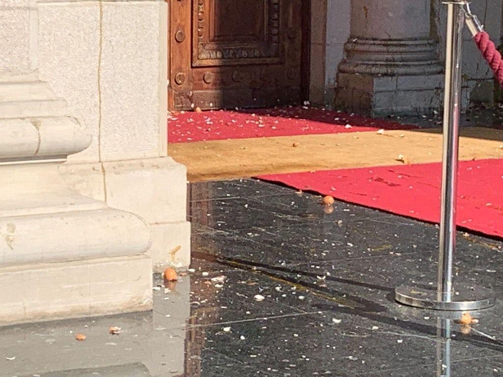 Tuča i dimne bombe u Skupštini Srbije, protest ispred parlamenta 5 Polomljene ljuske jaja ispred parlamenta