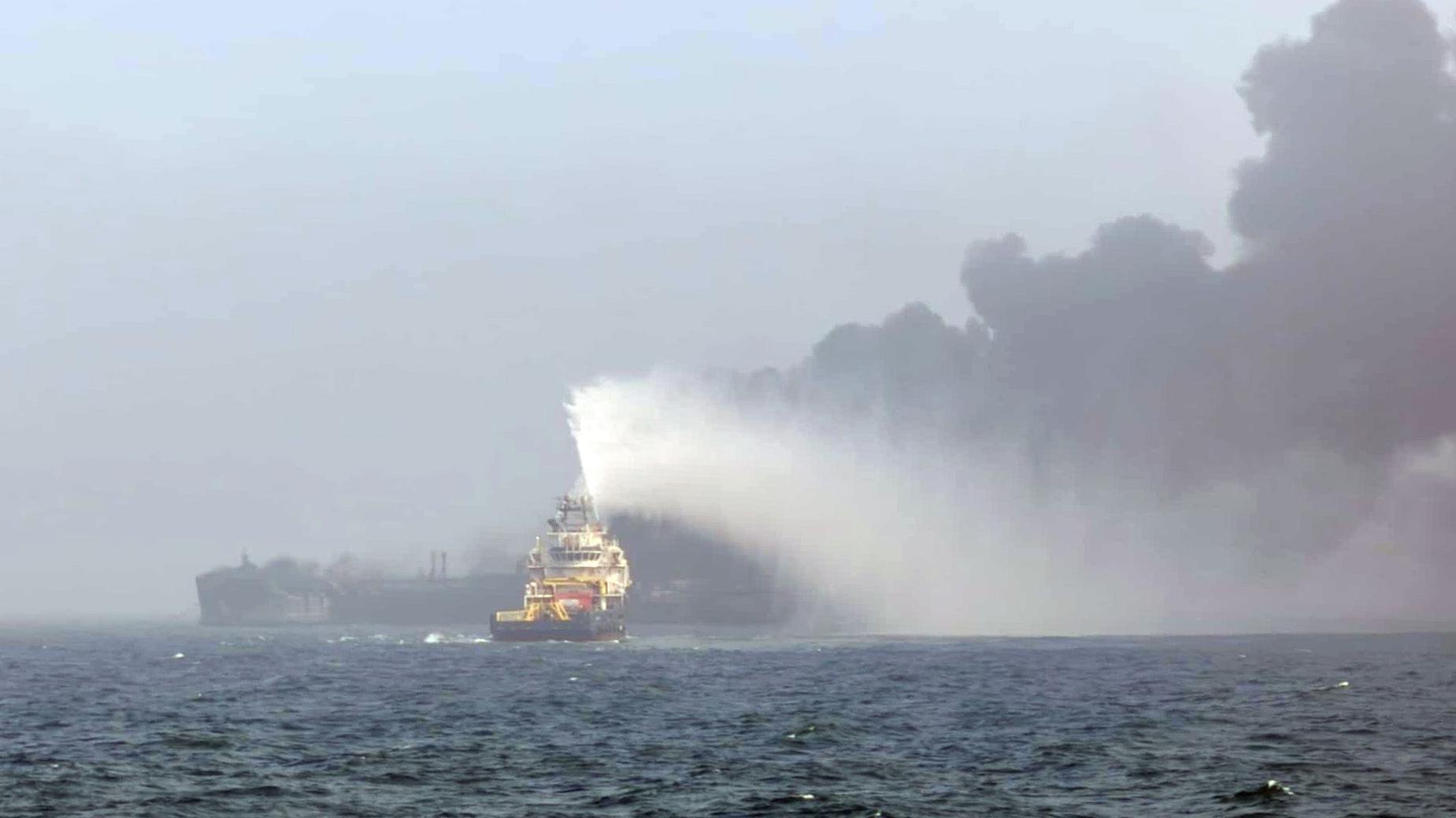 'Ogroman brod je iznenada naišao iz plavetnila': Sudar tankera i teretnog broda kod Velike Britanije 1 Spasilačke ekipe gase požar na zapaljenom tankeru posle nesreće