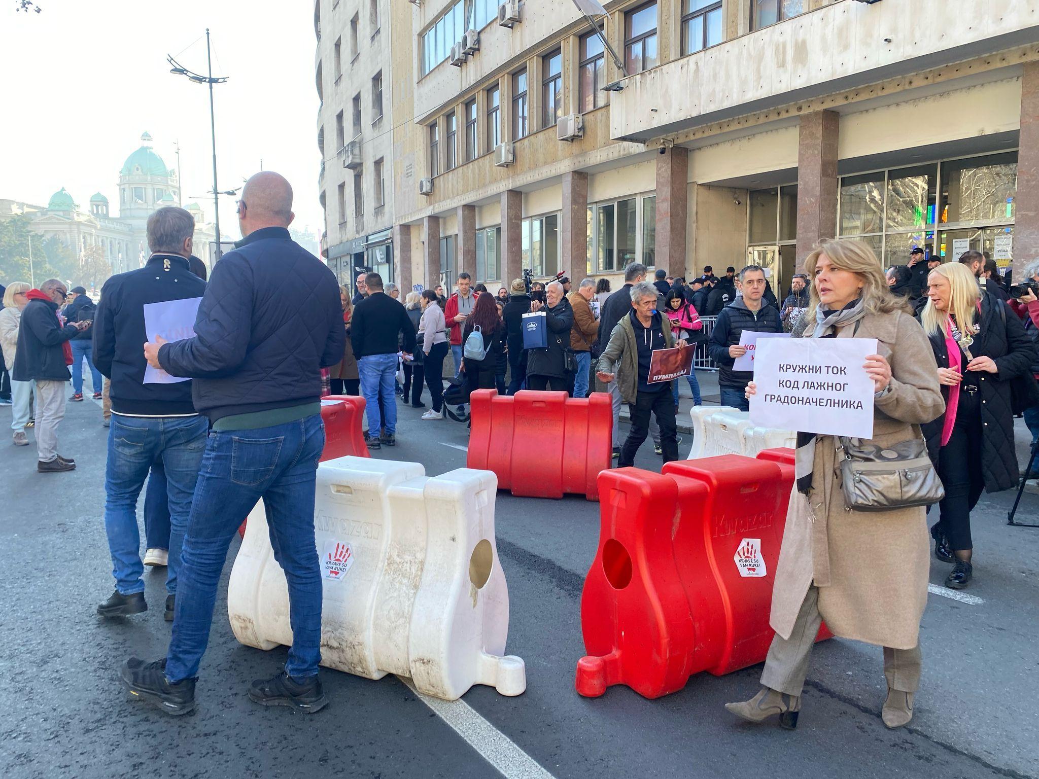 Privođenja i neredi ispred Skupštine Beograda 2 Protest ispred Skupštine Beograda