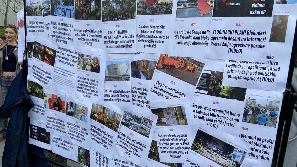 Miran studentski protest ispred televizije Informer završen, „talačka kriza" kaže vlasnik 5 Odštampane vesti Informera zakačene za ogradu