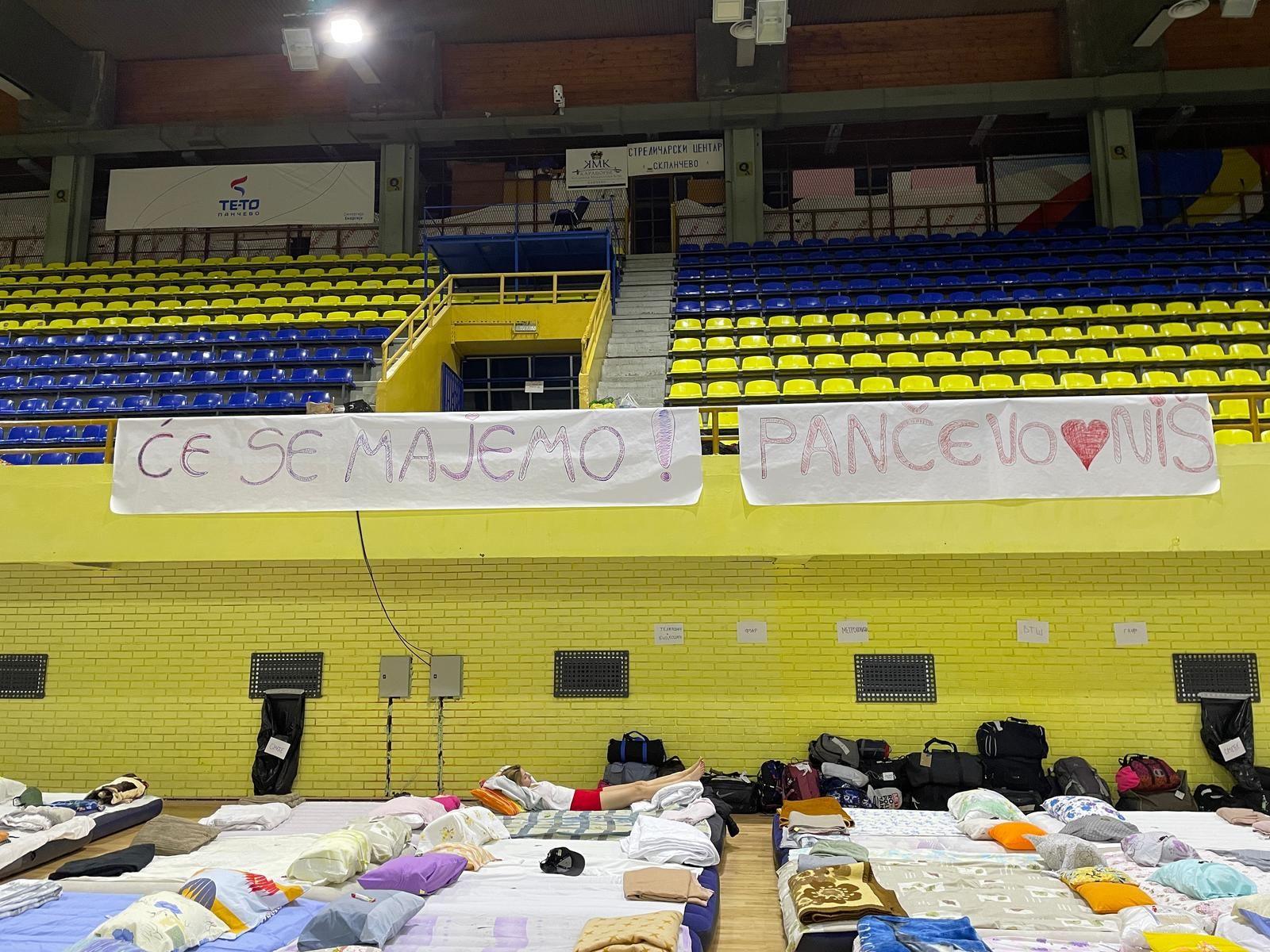 Studenti pešaci nadomak Beograda, traktori u centru prestonice Srbije 3 Doček za studente koji pešače ka Beogradu u Pančevu