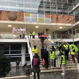 Studenti blokirali zgradu Radio-televizije Srbije, policajcu povređeno oko 9