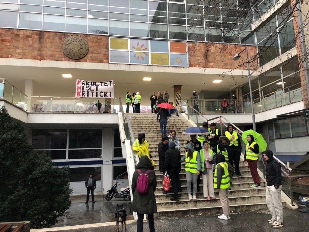 Studenti blokirali zgradu Radio-televizije Srbije, policajcu povređeno oko 1 studenti, studenti blokiraju RTS