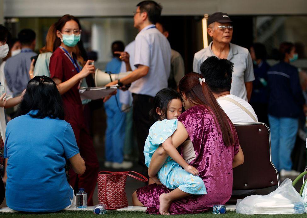 Tri dana posle razornog zemljotresa, nastavlja se potraga za preživelima u Mjanmaru i Tajlandu 14 Pacijenti, njhove porodice i medicinari su evakuisani posle zemljotresa, u bolnici u Bangkoku