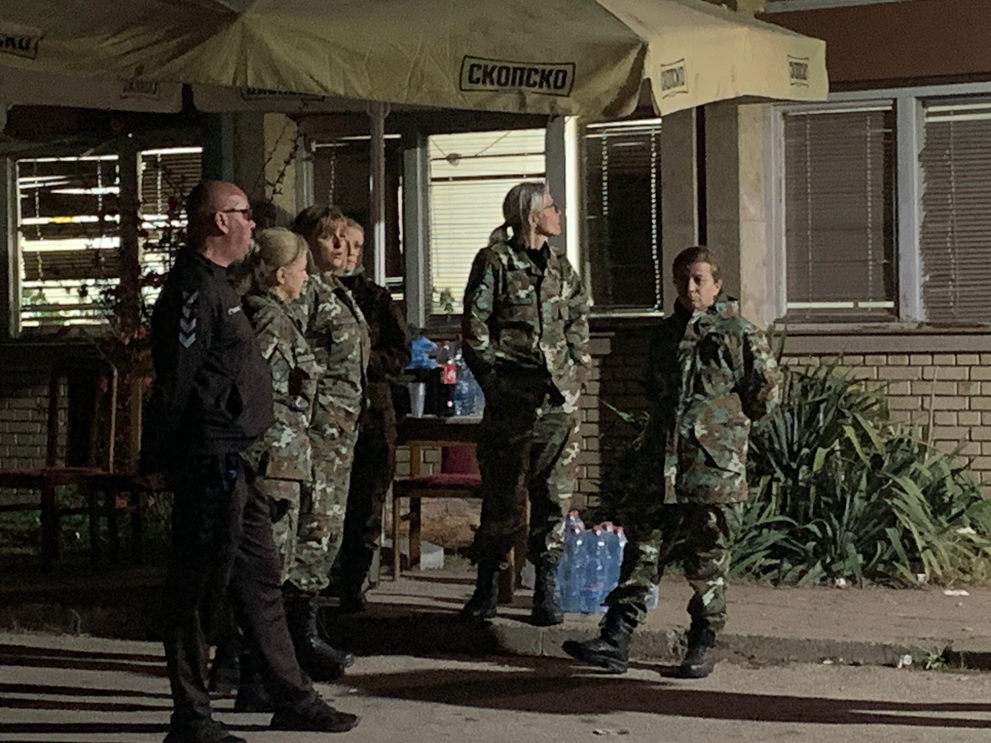 BBC u Kočanima: Muk koji ne prestaje 3 Pripadnici vojne policije ispred bolnice u Kočanima