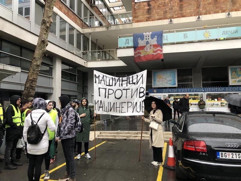 Studenti blokiraju zgradu Radio-televizije Srbije, policajcu razbijeno oko 4 studenti, studenti blokiraju RTS