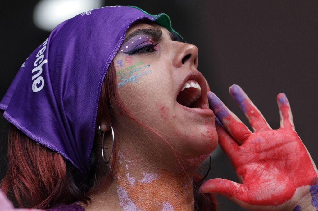 Osmi mart: Zašto je Međunarodni dan žena važan 1 Devojka sa ljubičastom maramom