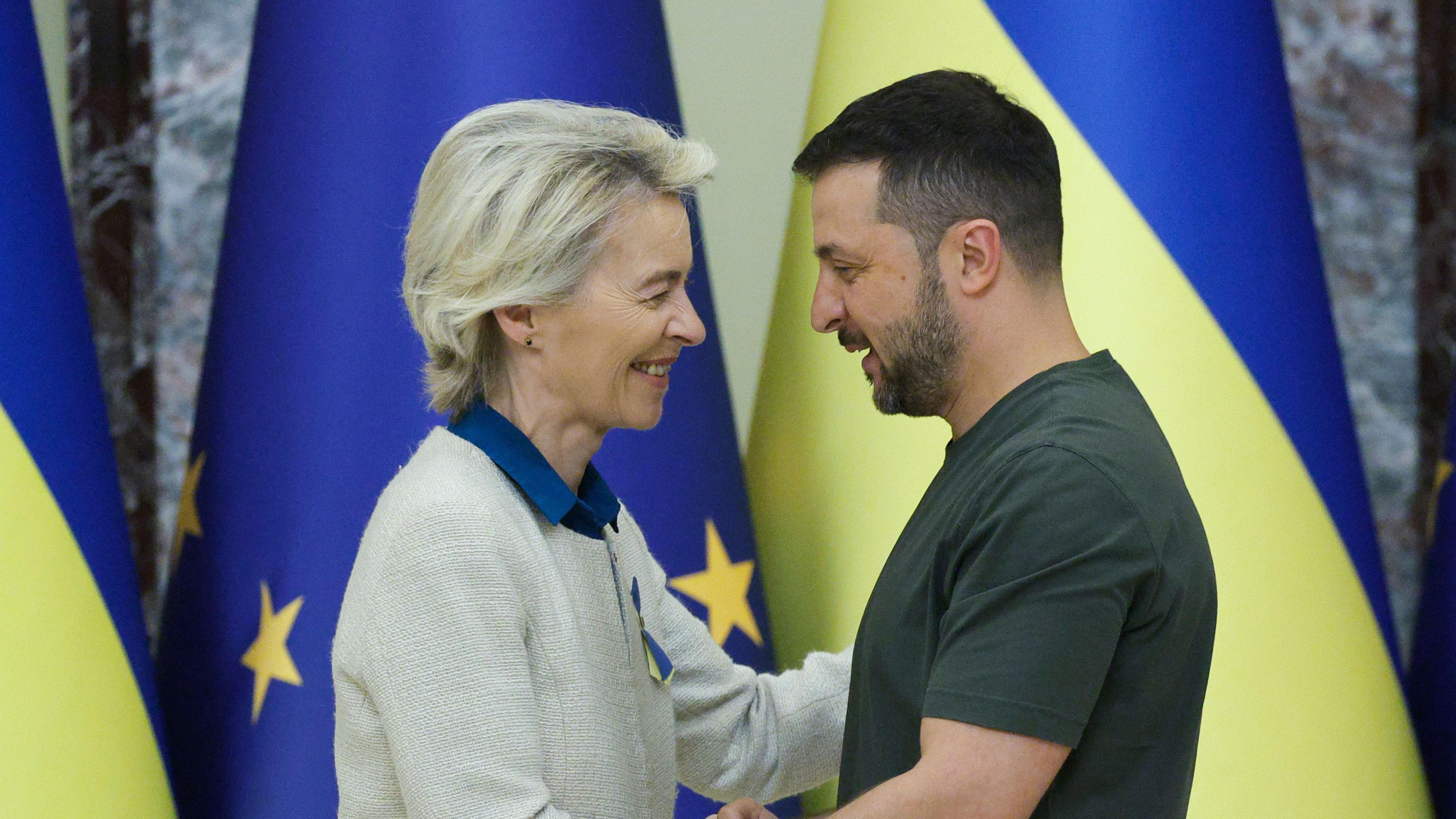 'Istorijska prekretnica': Lideri EU o Ukrajini u Briselu 2 Predsednica Evropske komisije Ursula fon der Lajen i predsednik Ukrajine Volodimir Zelenski, u pozadini zastave EU i Ukrajine