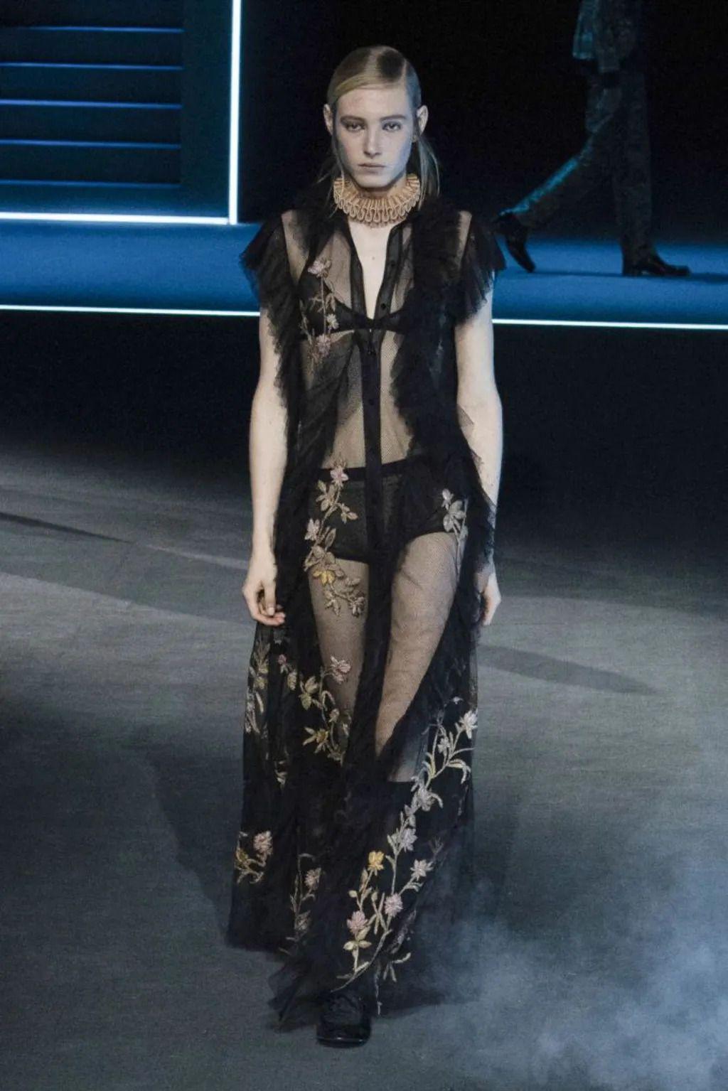 Nema više nenametljivosti: Pokazivanje bradavica je u modi 3 Manekenka u providnoj haljini sa cvetnim detaljima