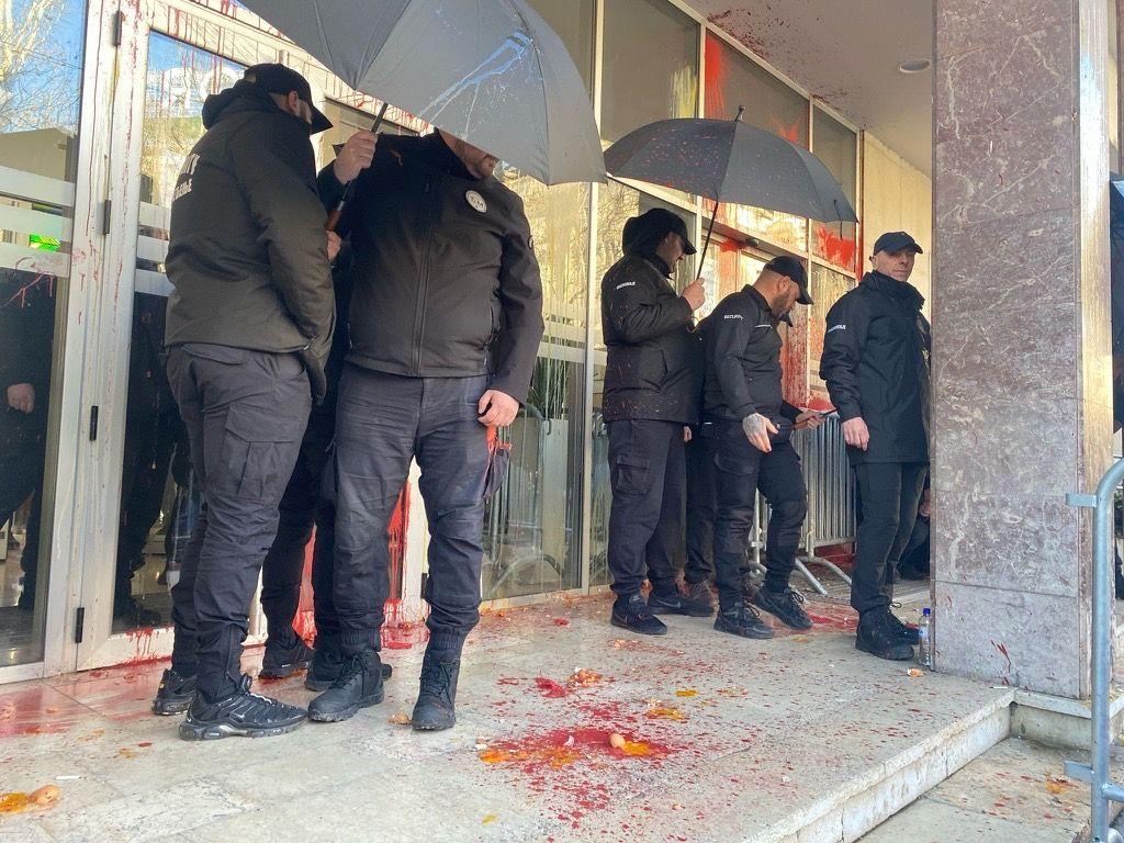 Privođenja i neredi ispred Skupštine Beograda 1 Crvena farba i jaja ispred zgrade Skupštine Beograda