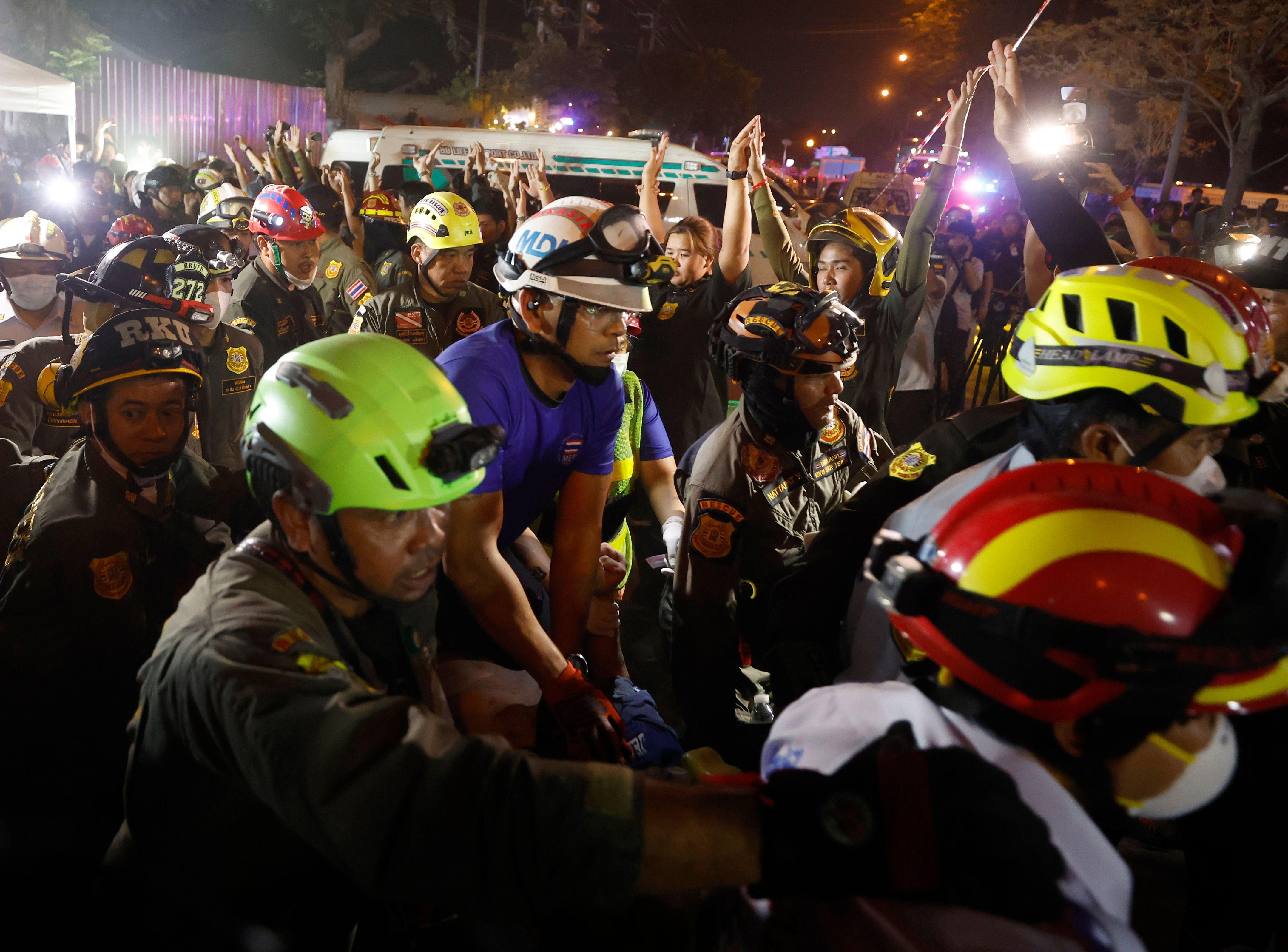 Zemljotres u Mjanmaru i Tajlandu: Više od 1.700 poginulih, nastavlja se potraga za preživelima 10 Spasioci traže preživele ispod zgrade