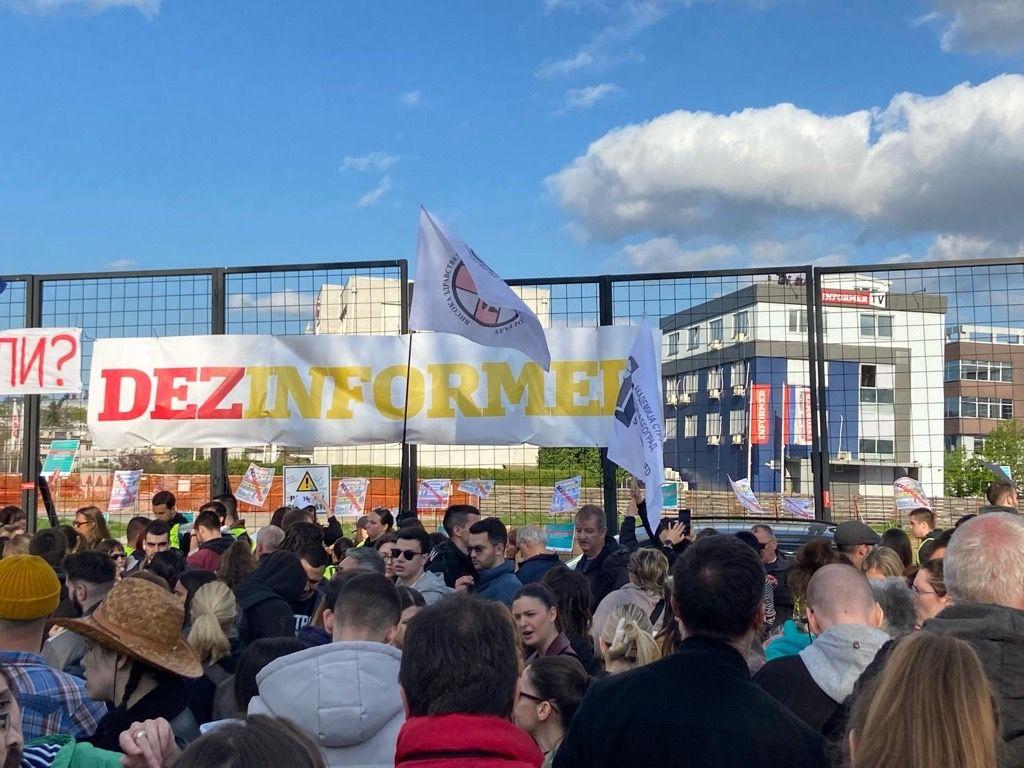 Miran studentski protest ispred televizije Informer završen, „talačka kriza" kaže vlasnik 7 Na metalnoj ogradi ispred zgrade Informer zakačen je transparent Dezinformacija
