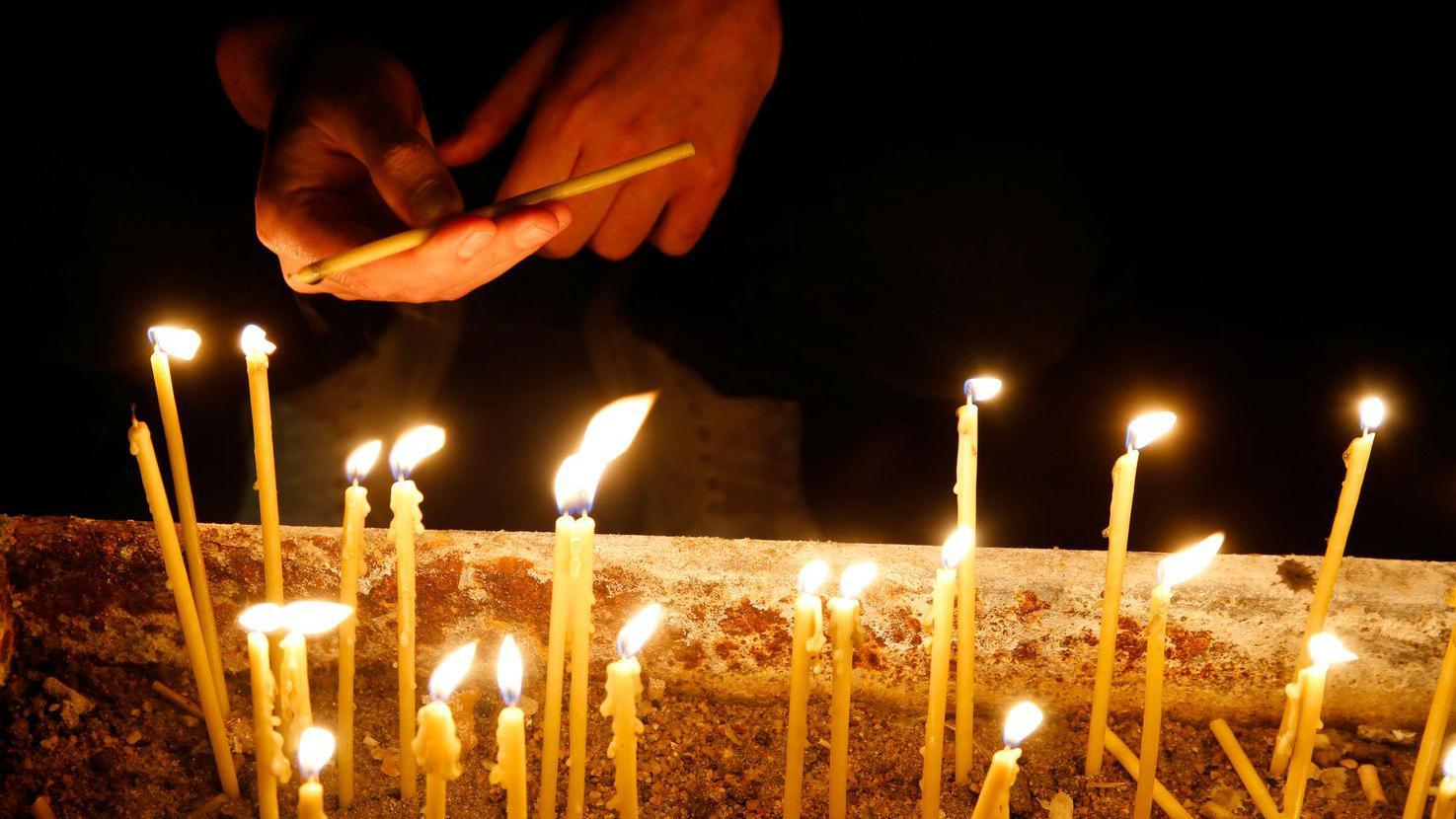 BBC u Kočanima: Muk koji ne prestaje 1 Pale se sveće stradalima u tragediji u Kočanima