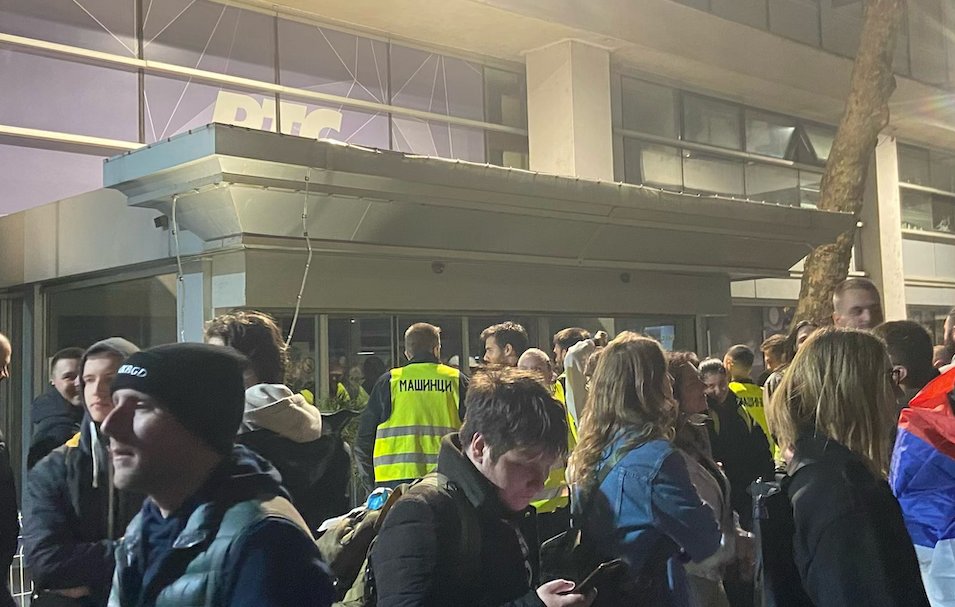 Studenti blokirali zgradu Radio-televizije Srbije 1 Studenti ispred zgrade Radio-televizije Srbije