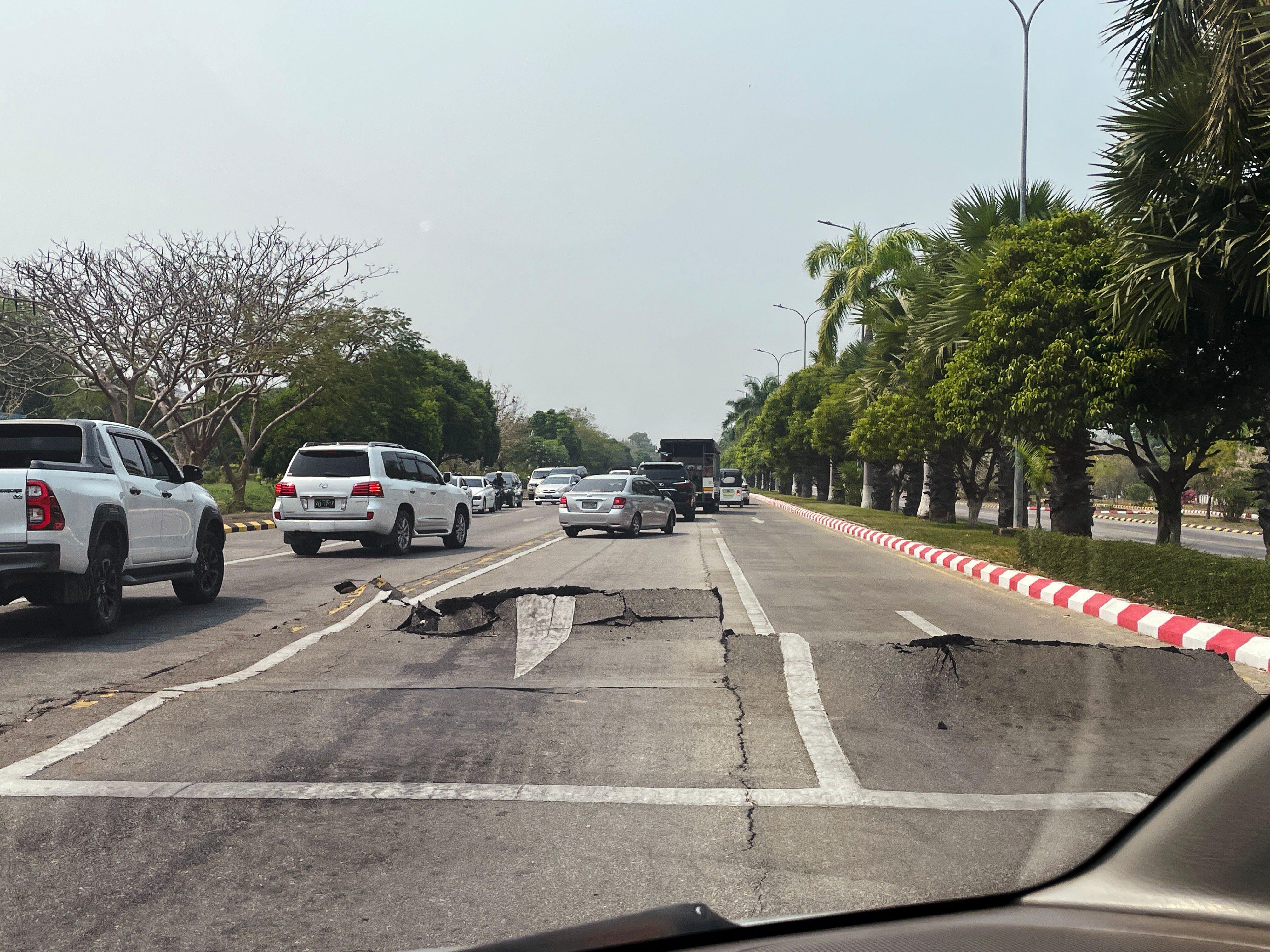 Puknuća na putevima u Mjanmru posle zemljotersa
