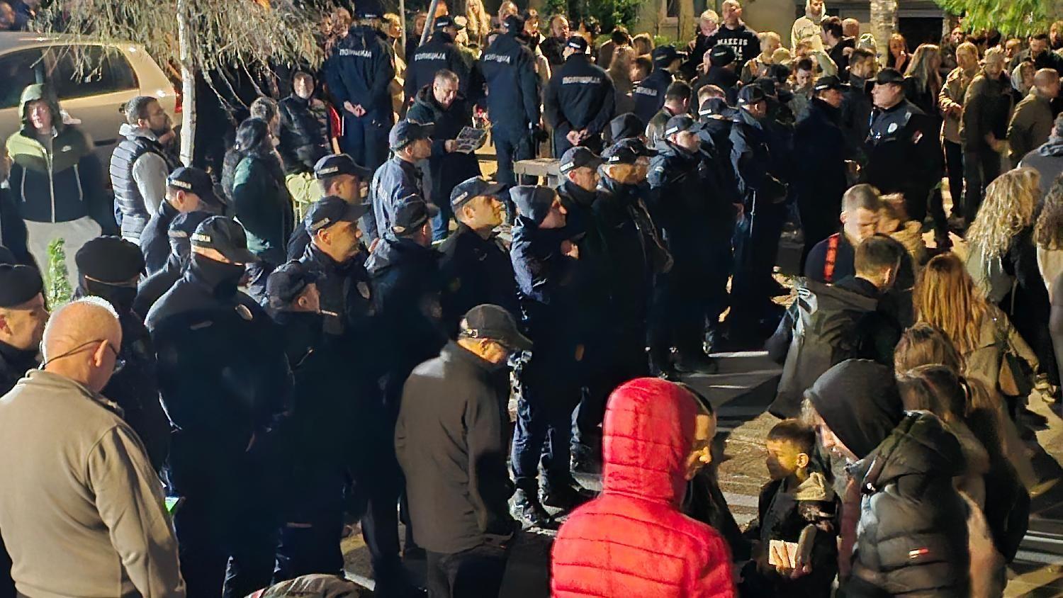 Incidenti u Čačku, upad u zgradu opštine, 12 sati 'odmeravanja' u Beogradu 3 protest, protest na vračaru, sns na vračaru, policija, protest kod kalenić pijace, kalenić pijaca, štandovi sns