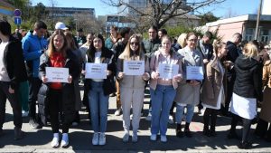 Dekanka Medicinskog fakulteta u Novom Sadu Snežana Brkić uhapšena je jutros u akciji policije i tužilaštva, zajedno sa još pet lica, zbog zloupotrebe službenog položaja.
