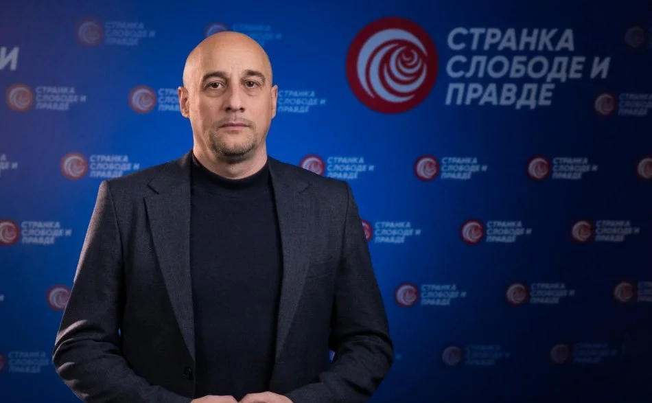 "Kako da se razara nešto što je već razoreno": O Vučićevoj tvrdnji da će Srbija biti uništena ako SNS ne pobedi 2 "Kako da se razara nešto što je već razoreno": O Vučićevoj tvrdnji da će Srbija biti uništena ako SNS ne pobedi 2