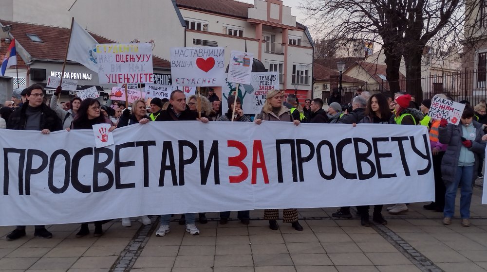 Forum kragujevačkih škola pozvao sve zaposlene na obustavu rada u znak solidarnosti sa kolegom povređenim u subotu na protestu u Beogradu 1