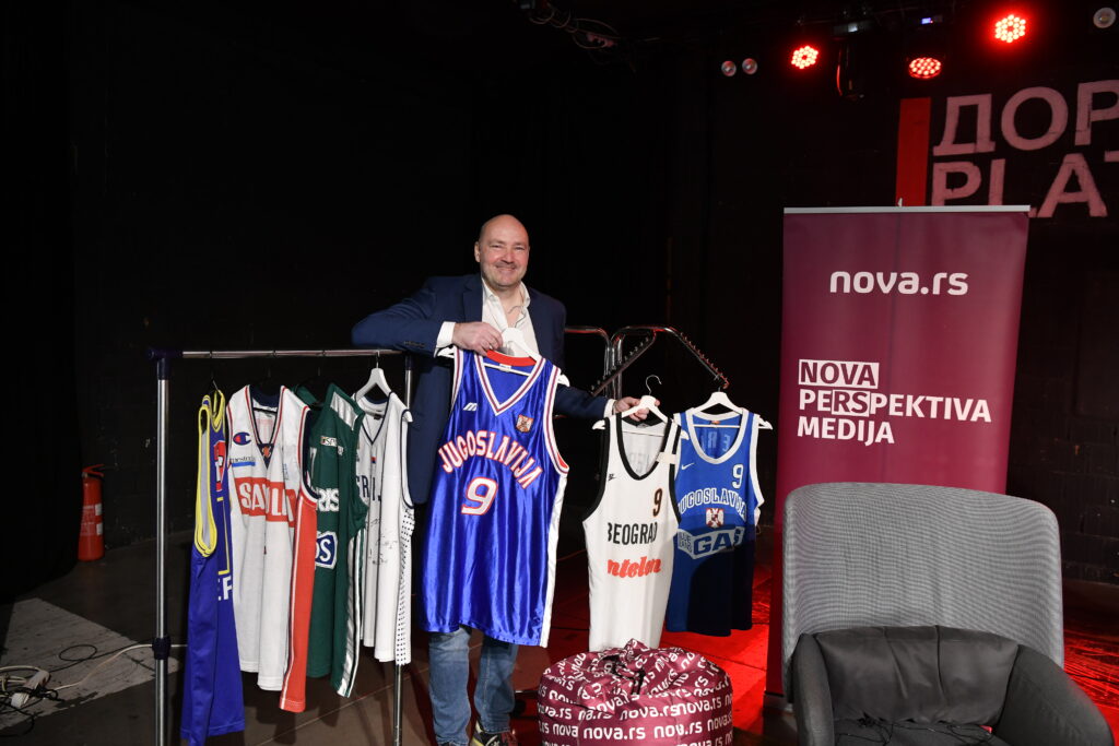 Održana humanitarna aukcija "Mićini dresovi za prosvetu" – prikupljeno 17.500 evra za pomoć prosvetnim radnicima 2 Mićini dresovi za prosvetare