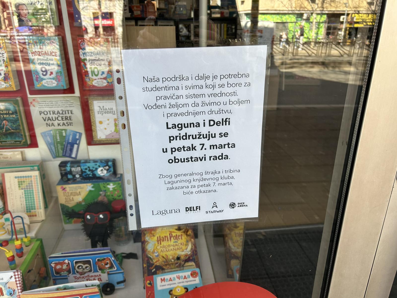 Više protest nego generalni štrajk: Sunčan dan i 8. mart napunili kafiće i prodavnice 5 Više protest nego generalni štrajk: Sunčan dan i 8. mart napunili kafiće i prodavnice 5