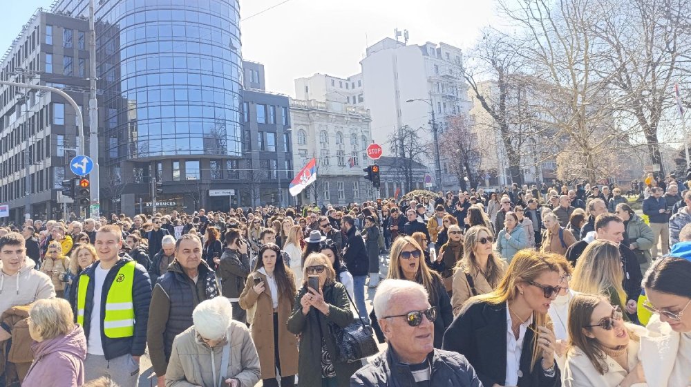 Studenti i građani odali poštu stradalima u Novom Sadu, u Beogradu protest ispred Skupštine Srbije (VIDEO) 1