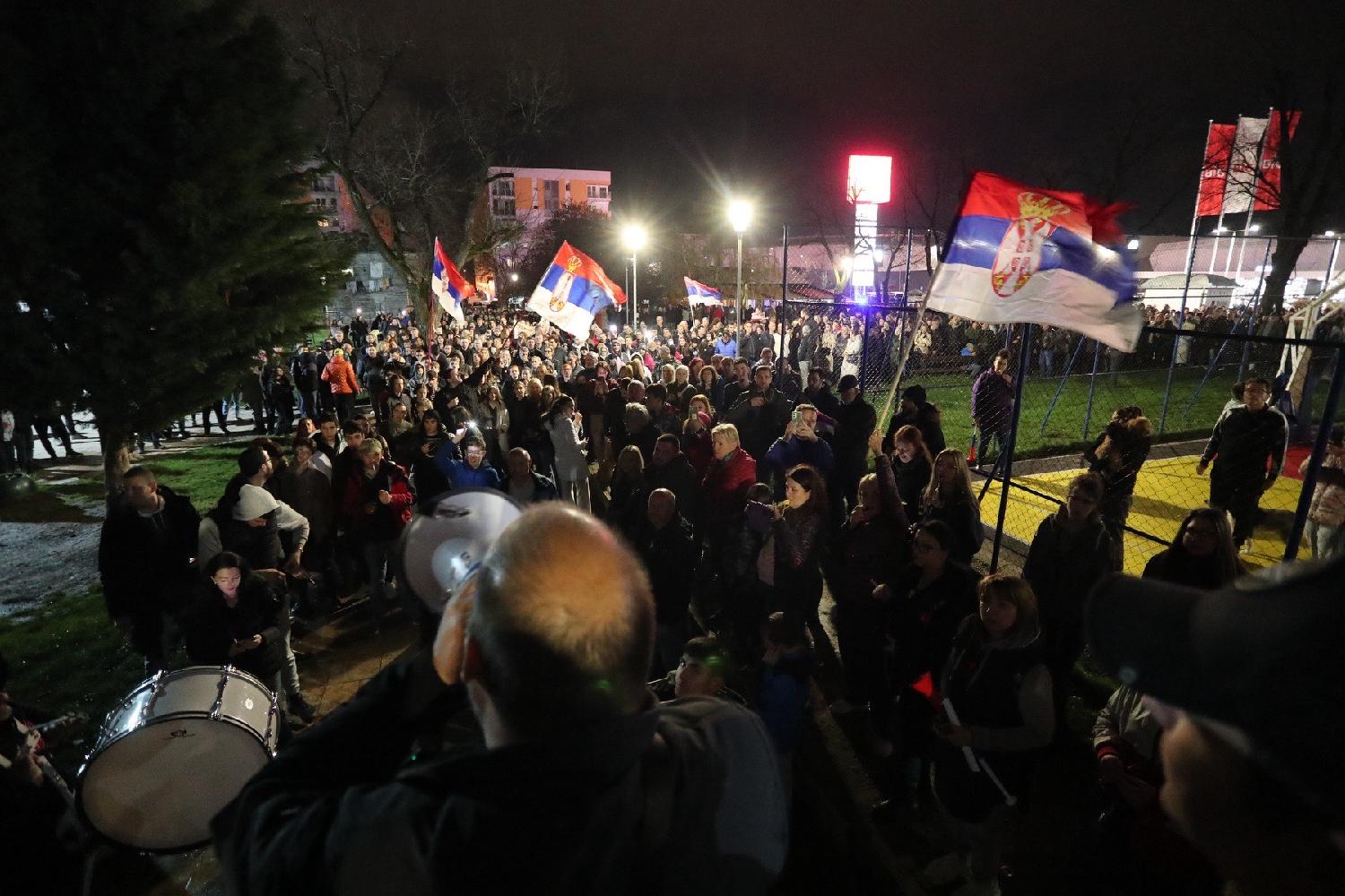 U Kragujevcu protest zbog napada na studente, buka ispred SNS 2