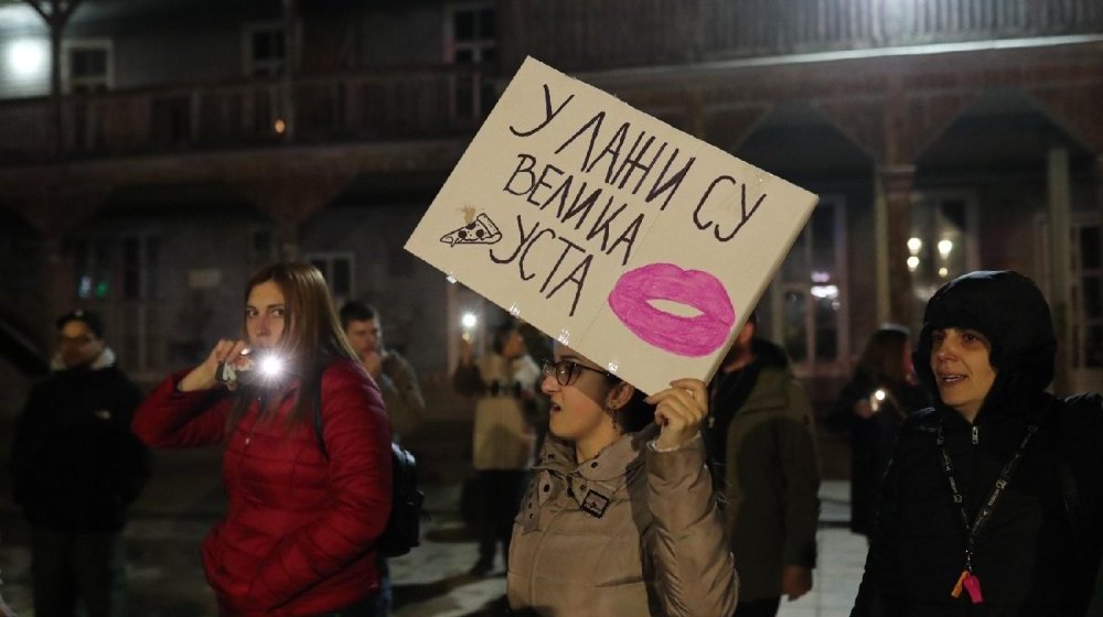 U Kragujevcu protest zbog napada na studente, buka ispred SNS 1