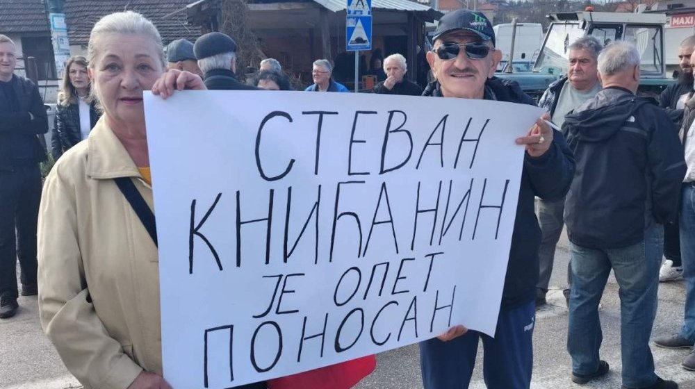 Ne učimo decu samo da čitaju, učimo ih da misle: Protest prosvetnih radnika u Kniću 1