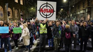 Na skupu kod "Londona", na uglu ulica Kneza Miloša i Kralja Milana, koji je organizovala neformalna organizacija beogradskih srednjih škola PULS, večeras je održano 17 minuta tišine, čime je odata počast žrtvama pada nadstrešnice Železničke stanice u Novom Sadu i poginulima u požaru u Severnoj Makedoniji.