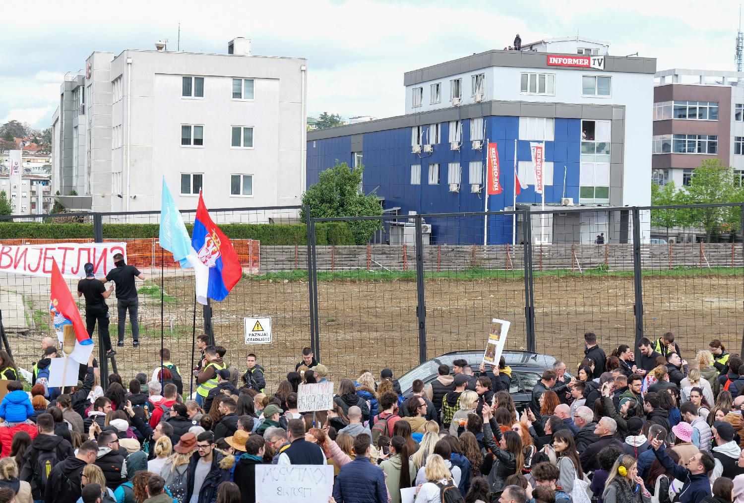 Završen studentski protest ispred Informera: "Ovo je samo prvi korak medijskog rata, ono što sledi treba da ih plaši" (FOTO, VIDEO) 7
