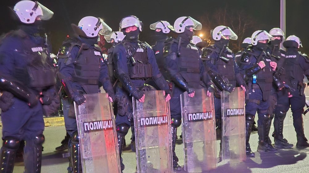 Kordon policije na Brankovom mostu (FOTO) 1