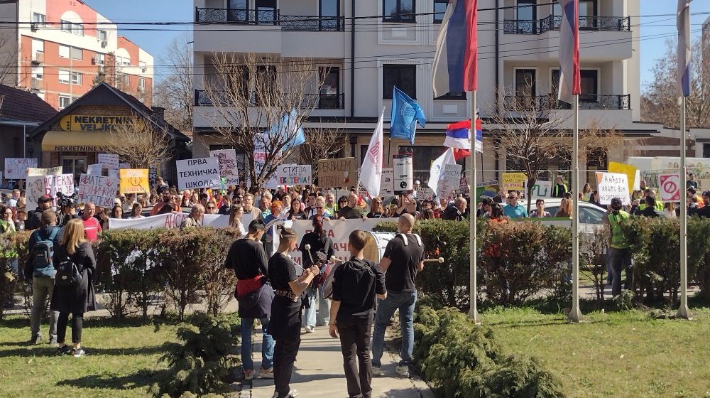 Kragujevački maturanti u blokadi organizuju protestnu šetnju pored svih srednjih škola u gradu do Školske uprave 1