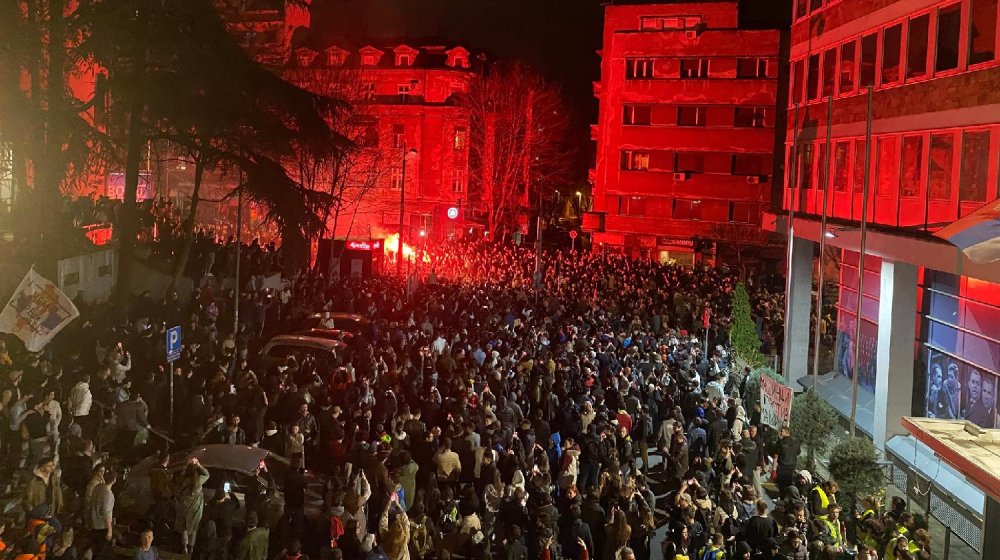 Jutarnji list o blokadi RTS-a: Policija pendrecima na goloruke studente 1