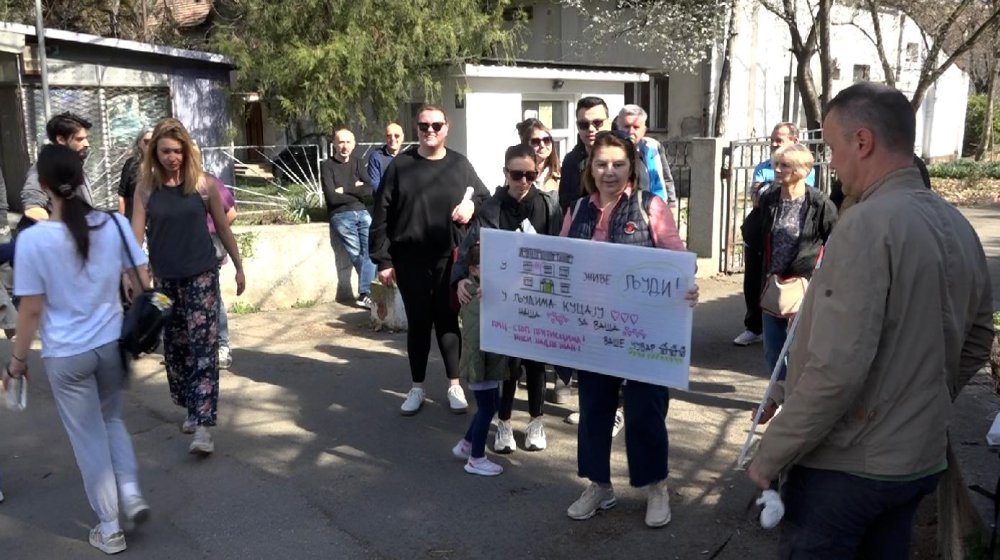 Protest građana ispred bivše kasarne "Jakub Kuburović" u Zemunu, protive se izgradnji poslovno - stambenog kompleksa (FOTO) 1