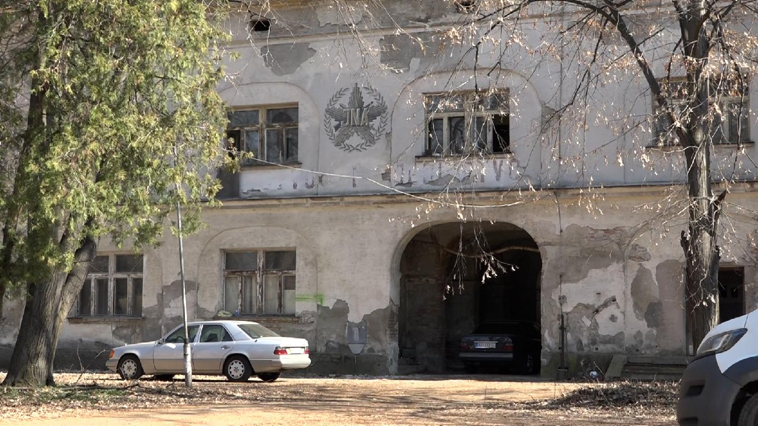 Protest građana ispred bivše kasarne "Jakub Kuburović" u Zemunu, protive se izgradnji poslovno - stambenog kompleksa (FOTO) 2