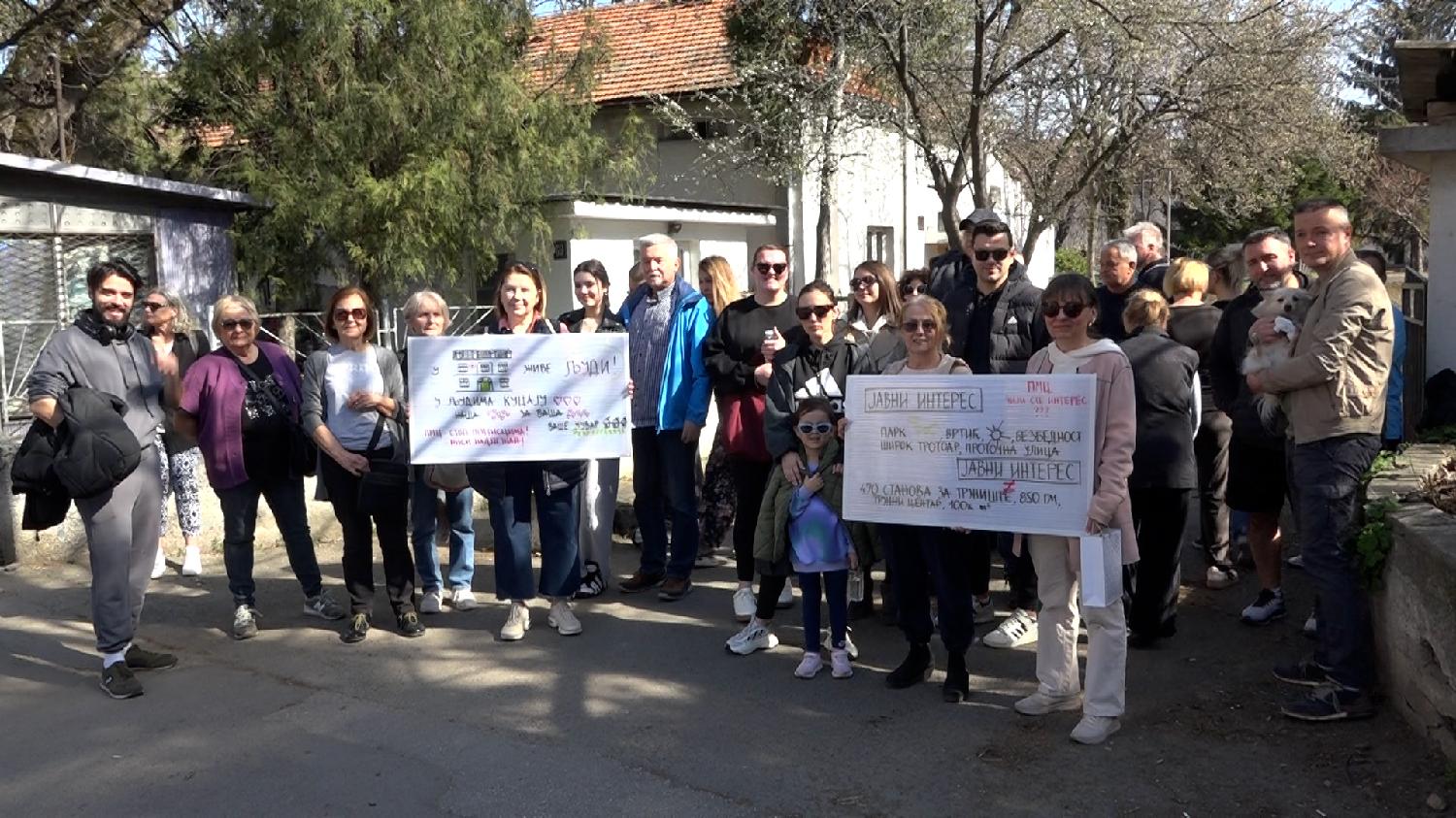 Protest građana ispred bivše kasarne "Jakub Kuburović" u Zemunu, protive se izgradnji poslovno - stambenog kompleksa (FOTO) 3