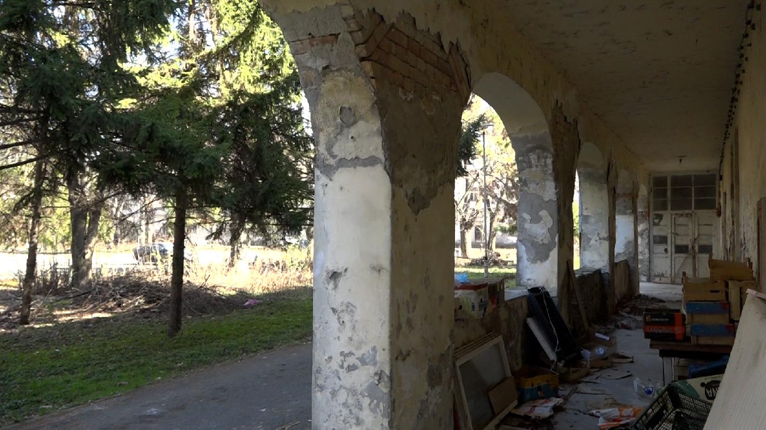 Protest građana ispred bivše kasarne "Jakub Kuburović" u Zemunu, protive se izgradnji poslovno - stambenog kompleksa (FOTO) 6