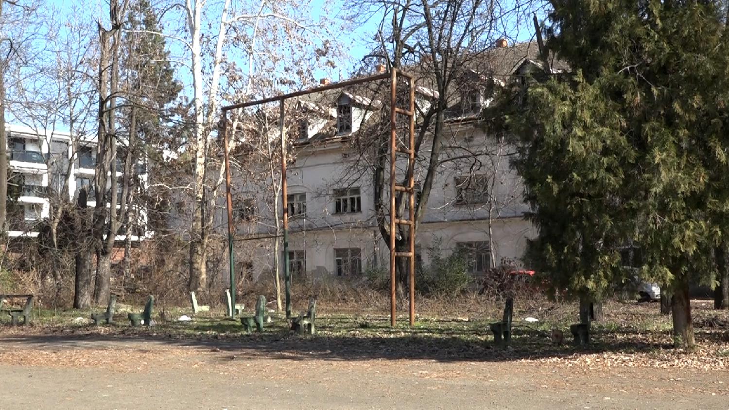 Protest građana ispred bivše kasarne "Jakub Kuburović" u Zemunu, protive se izgradnji poslovno - stambenog kompleksa (FOTO) 5