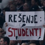 Navijači Partizana sprečili obezbeđenje da ukloni transparent podrške studentima (FOTO) 4