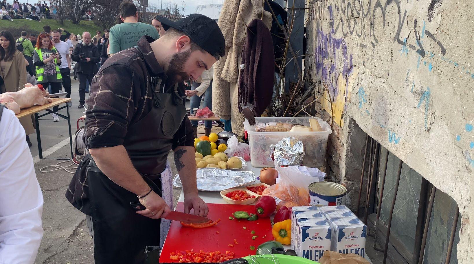 'Kuvaćemo za studente dok god treba' 3 Dobrovoljno spremanje hrane za studente tokom blokade Autokomande u Beogradu krajem januara