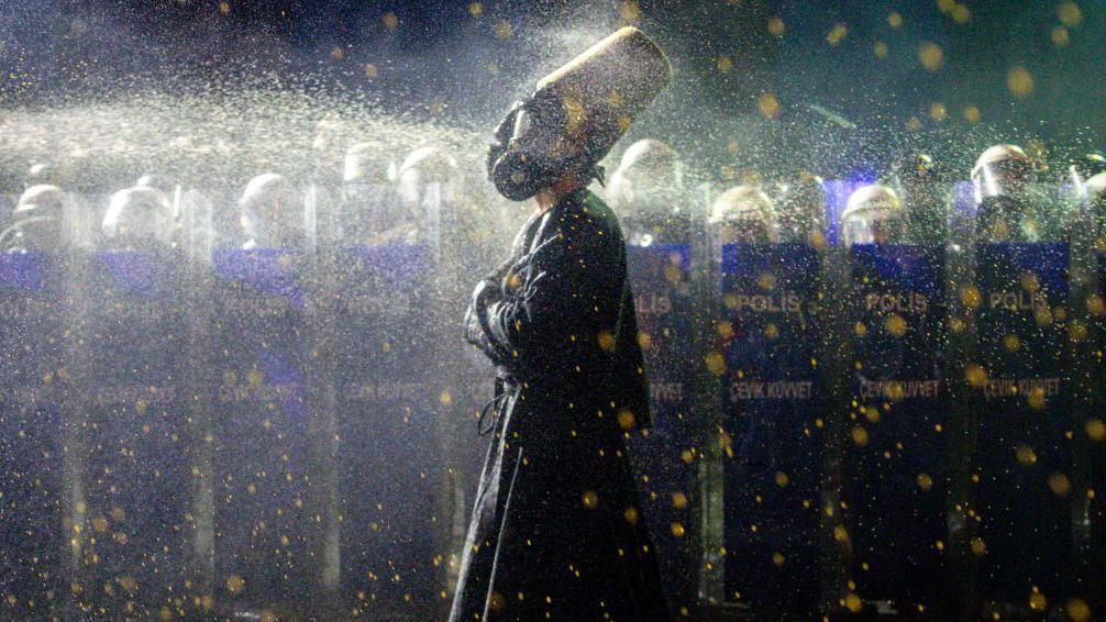 Ko i zašto protestuje na ulicama Turske 2 Demonstranta obučenog kao derviš policija je poprskala biber sprejom ispred čuvenog akvadukta u Istanbulu